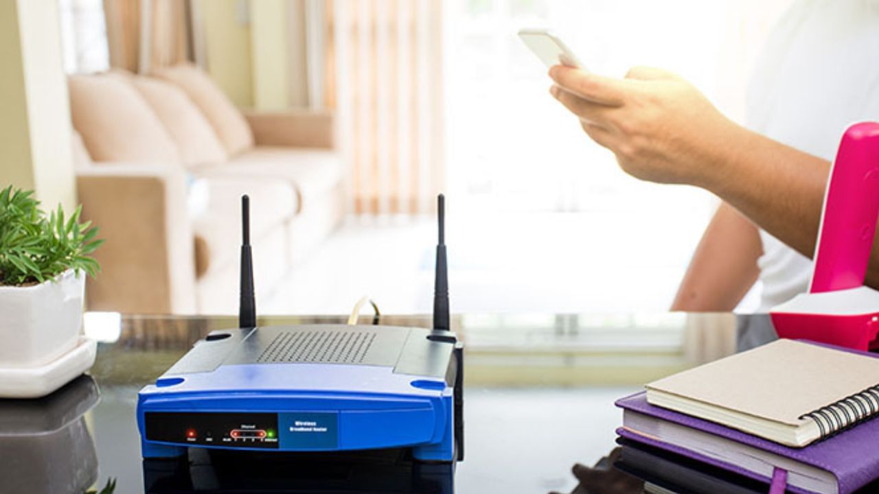 તમારા ફોન પર ધીમા WiFi ની સમસ્યાને ઠીક કરવા માટે, કેટલીક સ્માર્ટફોન કંપનીઓ એક ખાસ કોડ પ્રદાન કરે છે જે તમને તમારા ફોનના WiFi વર્ઝનને રીસેટ કરવાની મંજૂરી આપે છે. પણ ધ્યાન રાખો કે આ કોડ બધા સ્માર્ટફોન સાથે કામ કરતા નથી, અને અમે તે ફોન માટે કેટલીક અલગ સેટિંગ્સ સમજાવીશું. 