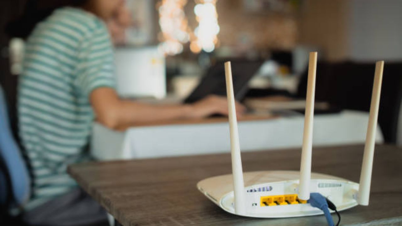 આ કોડ ફક્ત સેમસંગ જેવી ચોક્કસ કંપનીઓના સ્માર્ટફોન પર જ કામ કરે છે. જો આ કોડ તમારા ફોન પર કામ ન કરે, તો તમે અન્ય સેટિંગ્સનો ઉપયોગ કરીને તમારા વાઇફાઇ સેટિંગ્સ રીસેટ કરી શકો છો. તમારા ફોનની સેટિંગ્સમાં "રીસેટ" શોધો. 