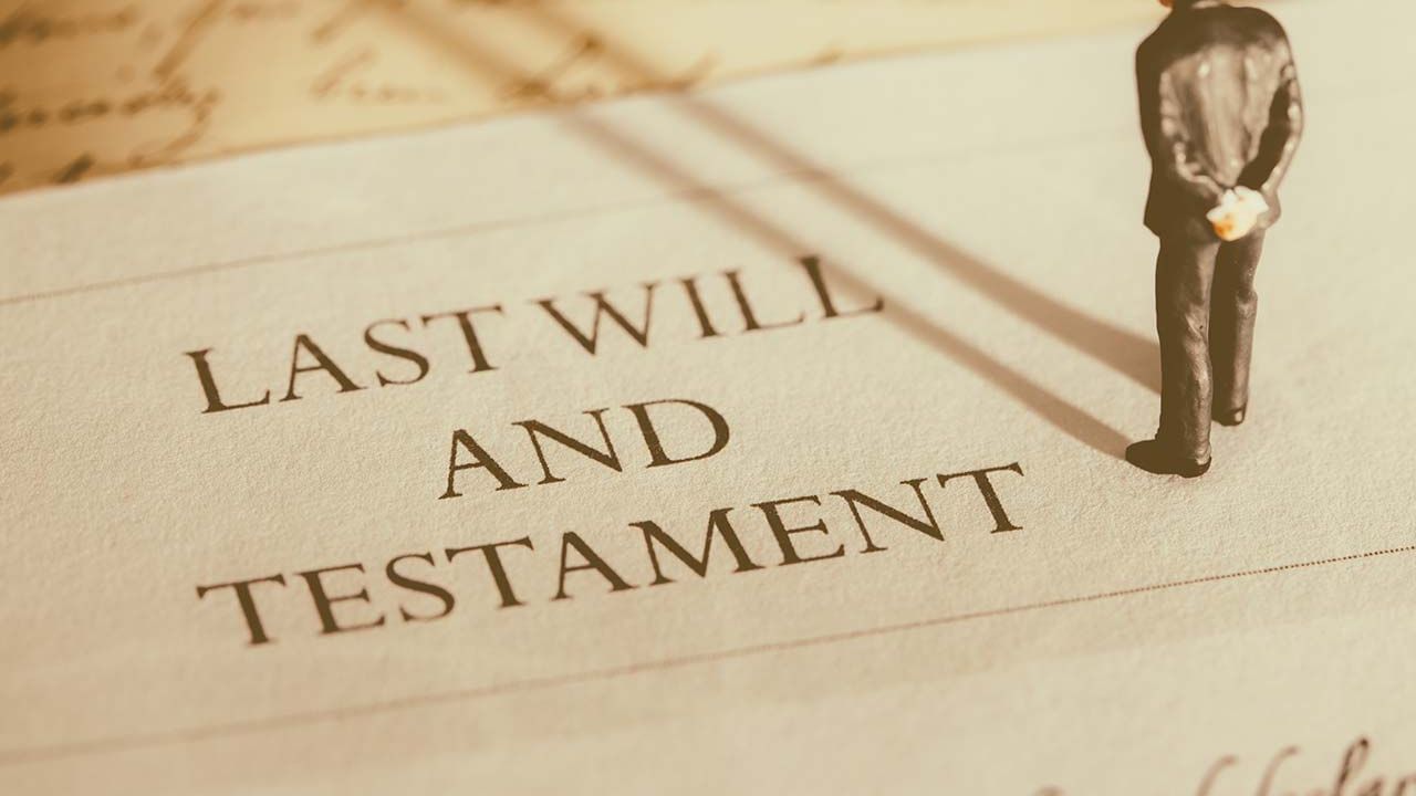 इसके अलावा, वसीयत का पंजीकरण अनिवार्य नहीं है, लेकिन ऐसा न करने पर बाद में इसकी वैधता पर सवाल उठ सकते हैं। सबसे ज़रूरी बात यह है कि वसीयत और संपत्ति के बंटवारे पर परिवार के साथ खुलकर चर्चा की जानी चाहिए ताकि भविष्य में किसी भी तरह के विवाद से बचा जा सके और यह सुनिश्चित किया जा सके कि संपत्ति का बंटवारा व्यक्ति की मंशा के अनुसार हो।
