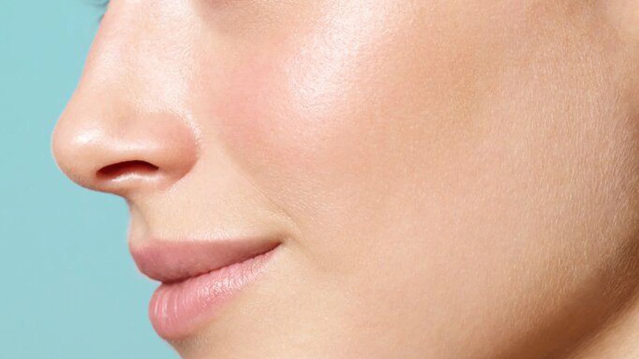 તમારી ત્વચાને વધુ મોઇશ્ચરાઇઝ કરો: જો તમારી ત્વચા ખાસ કરીને ડ્રાઈ હોય તો તેને વધુ મોઇશ્ચરાઇઝ કરવી મહત્વપૂર્ણ છે. સ્નાન કર્યા પછી તરત જ તમારા આખા શરીર પર મોઇશ્ચરાઇઝર લગાવો. સારી ગુણવત્તાવાળા મોઇશ્ચરાઇઝર પસંદ કરો જે તેને ઓછામાં ઓછા 12 કલાક સુધી હાઇડ્રેટેડ રાખે. દરરોજ રાત્રે સૂતા પહેલા નારિયેળ તેલ અથવા સૂર્યમુખીના બીજના તેલથી તમારી ત્વચાની માલિશ કરો. આ શુષ્કતા ઘટાડે છે.