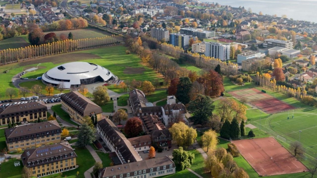 દુનિયાની સૌથી મોંઘી શાળાઓમાં સ્થાન મેળવનારી આ શાળા સ્વિટ્ઝર્લૅન્ડમાં છે, અને 50 થી વધુ દેશોના બાળકો અહીં ભણે છે. આ શાળાની ફી કોઈને પણ ચોંકાવી દેશે.