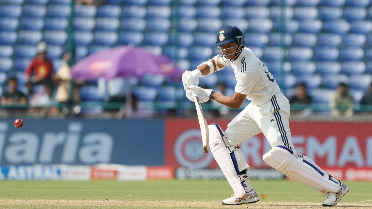 યશસ્વી જયસ્વાલ ભારત માટે સૌથી ઝડપી 3,000 રન પૂરા કરનાર ડાબોડી બેટ્સમેન બની ગયો છે, તેણે 71 ઈનિંગ્સમાં આ કમળ કર્યો. ભારતના મહાન બેટ્સમેન સુનીલ ગાવસ્કરે 69 ઈનિંગ્સમાં 3,000 રન પૂરા કર્યા છે.