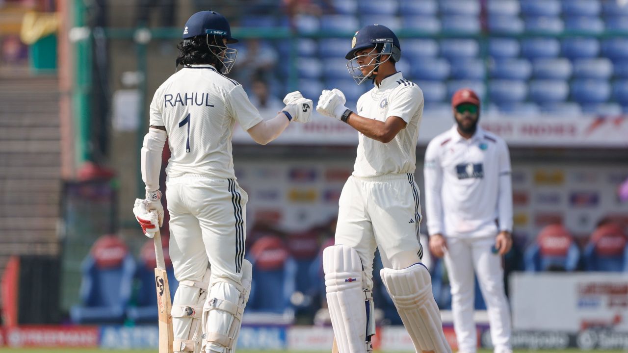 યશસ્વી જયસ્વાલે સંયમથી ઈનિંગની શરૂઆત કરી. તે સામાન્ય રીતે ઝડપી રન બનાવવા માટે જાણીતો છે, પરંતુ તેણે દિલ્હીની પીચ પર સમય લીધો. તેણે અને રાહુલે 15.4 ઓવરમાં પ્રથમ વિકેટ માટે 50 રન ઉમેર્યા. 