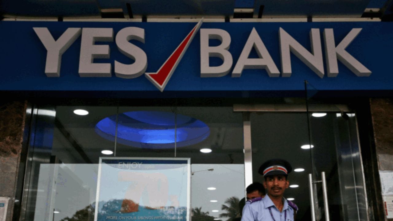 શુક્રવારના ટ્રેડિંગમાં યસ બેંકના શેરમાં મજબૂત તેજી જોવા મળી. સવારે ₹22.45 પર ખુલ્યા પછી, શેર એક કલાકમાં 8% ઉછળીને ₹24 ને વટાવી ગયો. બેંકની મજબૂત લોન વૃદ્ધિ અને ડિપોઝિટ ટ્રેન્ડથી રોકાણકારોનો વિશ્વાસ વધ્યો છે. જાપાનના સુમિટોમો મિત્સુઇ બેંકિંગ કોર્પોરેશન (SMBC) ના હિસ્સા માટે નિયમનકારી મંજૂરી પણ આ ઉછાળાનું મુખ્ય કારણ હતું.