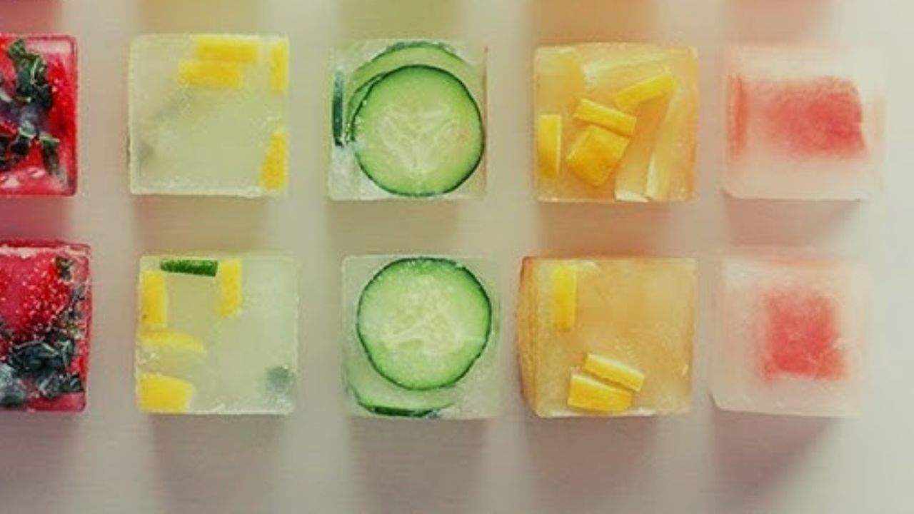 અમેરિકન એકેડેમી ઓફ ઓપ્થેલ્મોલોજી અનુસાર, કોલ્ડ કોમ્પ્રેસ વધારાની ચરબી, ઢીલી ત્વચા અને પિગમેન્ટેશન (કાળોપણું) ઘટાડવામાં પણ અસરકારક સાબિત થઈ શકે છે. ખાસ કરીને આંખો નીચે. આ આર્ટિકલમાં આપણે શીખીશું કે તમે કેટલાક કુદરતી ઘટકોનો ઉપયોગ કરીને કોલ્ડ કોમ્પ્રેસને કેવી રીતે વધુ અસરકારક બનાવી શકો છો.