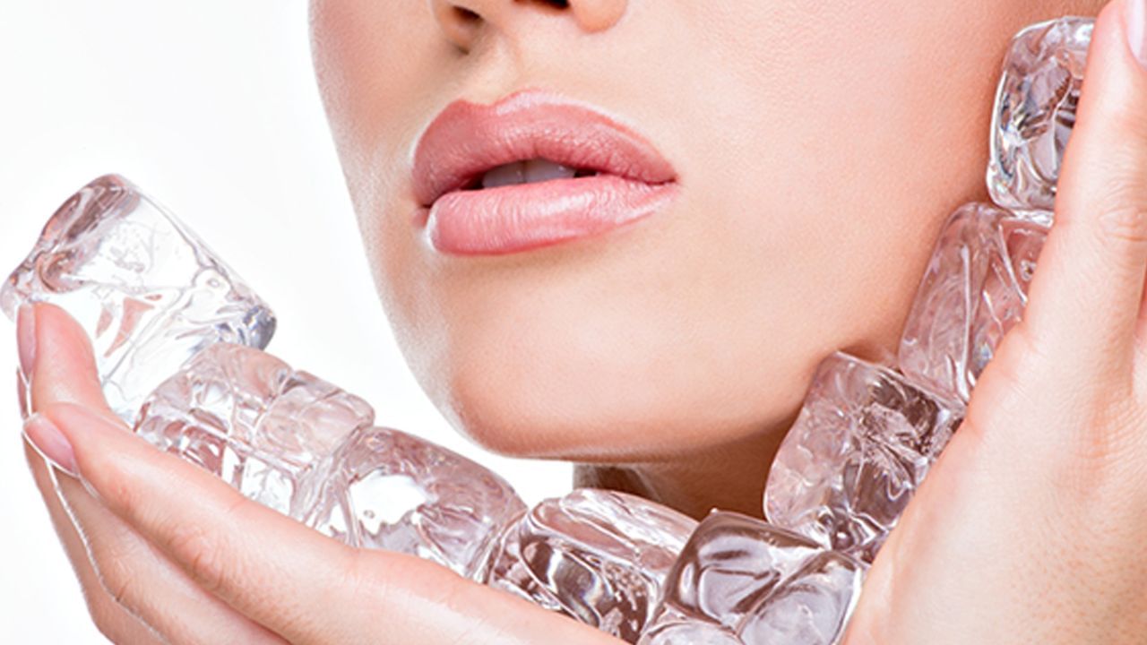 એલોવેરા આઈસ ક્યુબ્સ: પાણીને બદલે તમે એલોવેરા જેલ ક્યુબ્સને ફ્રીઝ કરી શકો છો અને તેમાં લીંબુના રસના થોડા ટીપાં ઉમેરી શકો છો. આનાથી તમારા ચહેરા પર માલિશ કરો. આ તમારી ત્વચાને હાઇડ્રેટ કરે છે અને ડાઘ-ધબ્બા ઘટાડે છે. તે ફોલ્લીઓ અને ત્વચાની બળતરા ઘટાડવામાં પણ મદદરૂપ થાય છે.