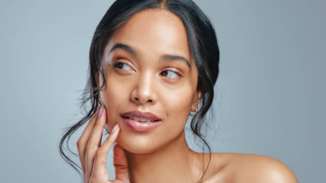 સામુદ્રિક શાસ્ત્ર શરીરની રચનાનો ઉપયોગ વ્યક્તિના ભવિષ્યના ઘણા પાસાઓની આગાહી કરવા માટે કરે છે. જેમાં તલ અને તેના શરીરના ભાગોની રચનાનો સમાવેશ થાય છે. તેવી જ રીતે સામુદ્રિક શાસ્ત્ર એ પણ સમજાવે છે કે કઈ સ્ત્રીઓ તેમના પતિ માટે ભાગ્યશાળી માનવામાં આવે છે.
