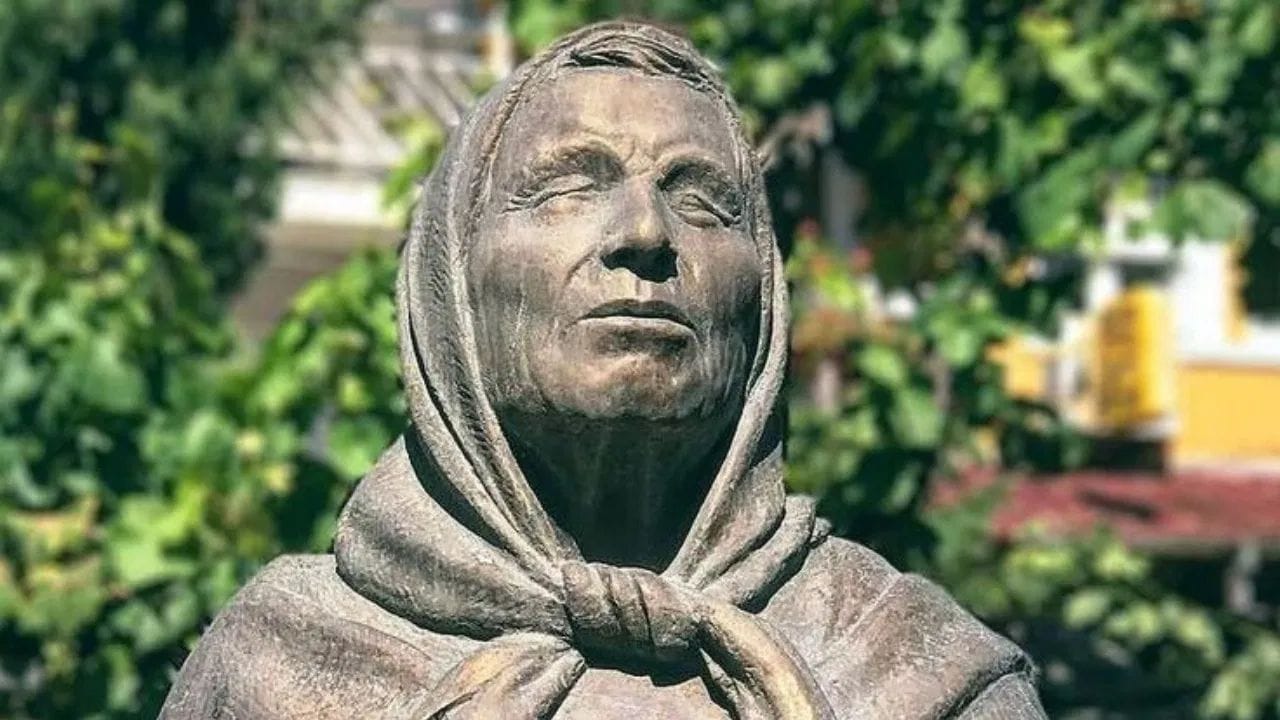 તેણીએ ભવિષ્યવાણી ક્યારે શરૂ કરી? - 1927માં બાબા વાંગાએ સ્થાનિક ઘટનાઓની આગાહી કરવાનું શરૂ કર્યું હોવાનું કહેવાય છે. 30 વર્ષની ઉંમર પછી, તેમની દૂરંદેશી અને સ્પષ્ટ દ્રષ્ટિની શક્તિઓ વધુ વિકસિત થઈ. લોકો ઉપચાર અને ભવિષ્યની આગાહીઓ માટે તેમની પાસે આવવા લાગ્યા. તેમની આગાહીઓ એટલી સચોટ હતી કે તે ચર્ચાનો વિષય બની ગઈ.