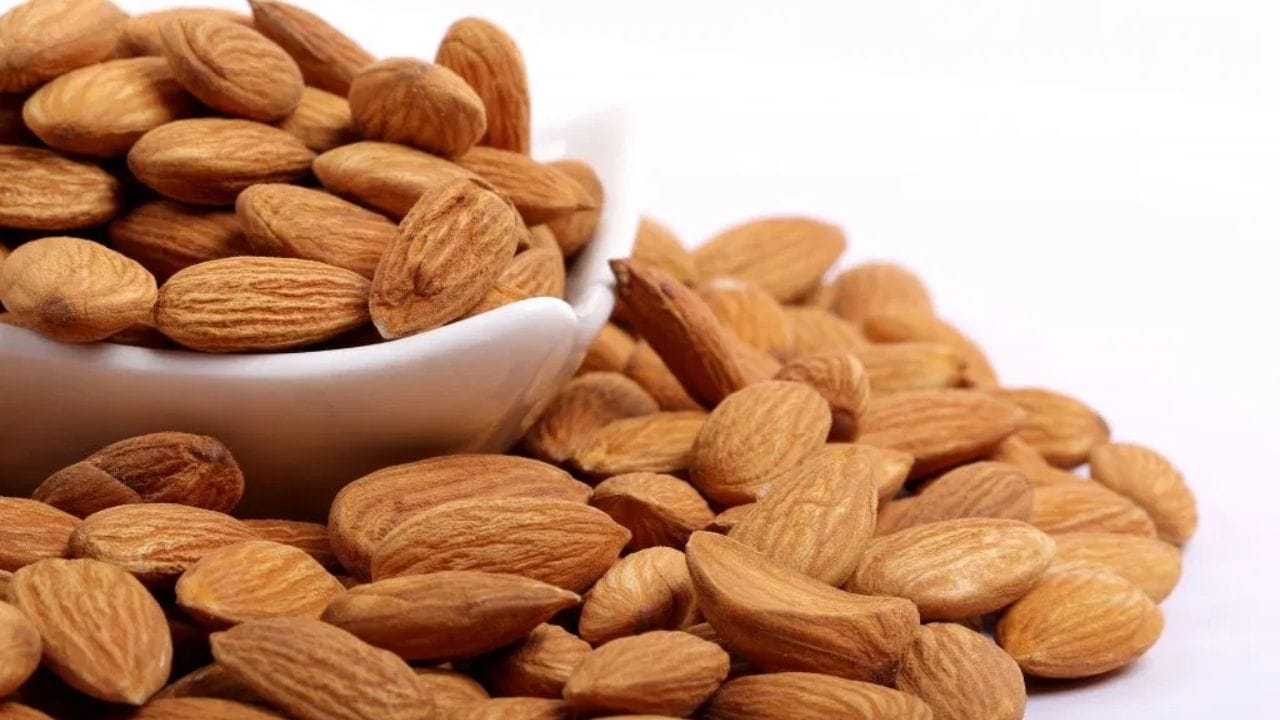 બદામ - બદામમાં વિટામિન E ભરપૂર હોય છે, જે ખોપરી ઉપરની ચામડીમાં રક્ત પરિભ્રમણ વધારે છે. આ વાળના મૂળમાં યોગ્ય પોષણ અને ઓક્સિજન પહોંચાડવામાં મદદ કરે છે, જેનાથી વાળ મજબૂત અને લાંબા થાય છે. તેમાં હાજર સ્વસ્થ ચરબી શુષ્કતાને શાંત કરે છે અને તૂટતા અટકાવે છે. તેમને રાતોરાત પલાળીને સવારે ખાવાથી વધુ ફાયદા થાય છે.