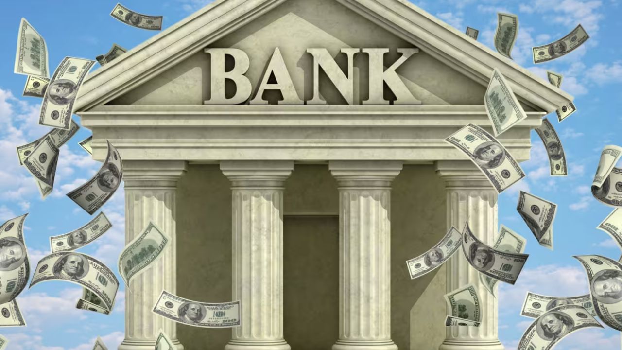 પગાર: ધિરાણકર્તાઓ (બેંકો અથવા ફિનટેક કંપનીઓ) ખાતરી કરવા માંગે છે કે તમારી પાસે સ્થિર આવક હોય જેથી તમે લોન ચૂકવી શકો. તમારી આવક જેટલી સારી હશે, લોન મંજૂર થવાની શક્યતા એટલી જ સારી હશે. એક જ કંપનીમાં 1-2 વર્ષ કામ કરવાથી પણ તમારા ફાયદા થાય છે. સેલ્ફ એમ્પ્લોયડ વ્યક્તિઓએ આવકનો પુરાવો આપવો જરૂરી છે, જેમ કે નાણાકીય અહેવાલો અથવા ટેક્સ રિટર્ન.