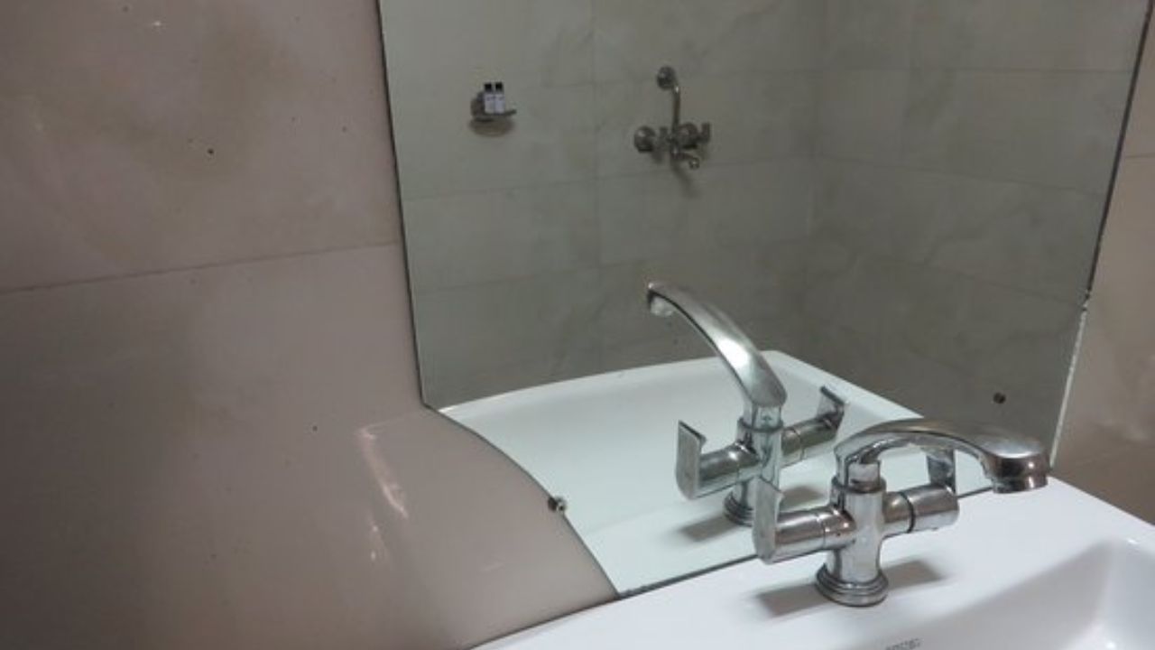 શાસ્ત્ર અનુસાર, તૂટેલા કાચને બાથરૂમમાં ક્યારેય ન રાખવા જોઈએ. તૂટેલા કાચને તાત્કાલિક બદલવો શ્રેષ્ઠ છે. તૂટેલા કાચ ઘરની ઉર્જા પર નકારાત્મક અસર કરી શકે છે. આનાથી નાણાકીય સમસ્યાઓ પણ થઈ શકે છે. 