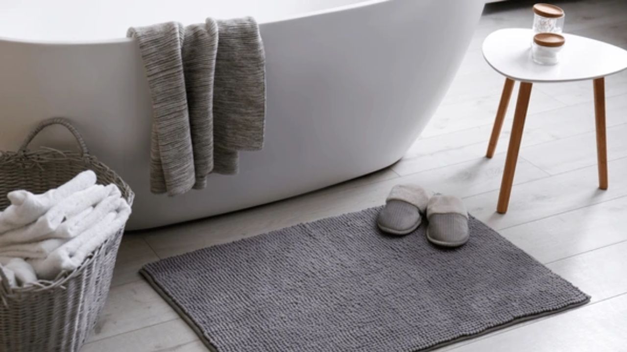 બાથરૂમમાં ક્યારેય ઉંધા ચપ્પલ ન રાખવા જોઈએ. તેમજ ભૂલથી પણ બાથરૂમમાં તૂટેલા ચપ્પલ ન રાખો. આનાથી ઘરમાં વાસ્તુ દોષ થઈ શકે છે.