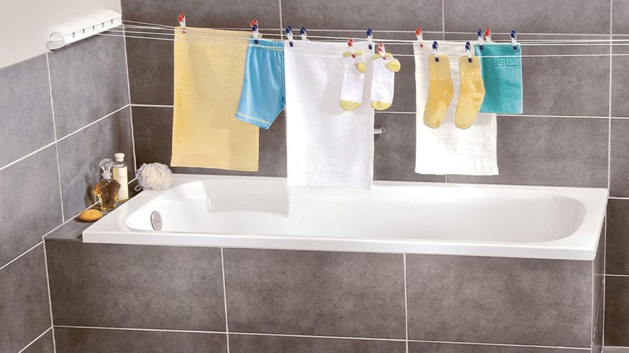 આ ઉપરાંત, ભૂલથી પણ બાથરૂમમાં ક્યારેય ભીનું કપડું ન છોડો. આનાથી વાસ્તુ દોષ પણ થાય છે. આવી સ્થિતિમાં, તરત જ ભીના કપડા લઈ તેને શુકવી દો. 