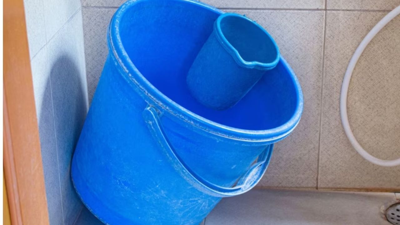 જો તમે વારંવાર બાથરૂમમાં ડોલ કે ટબ ખાલી છોડી દો છો, તો આવું ન કરો. આમ કરવાથી ઘરમાં ગરીબી આવે છે.