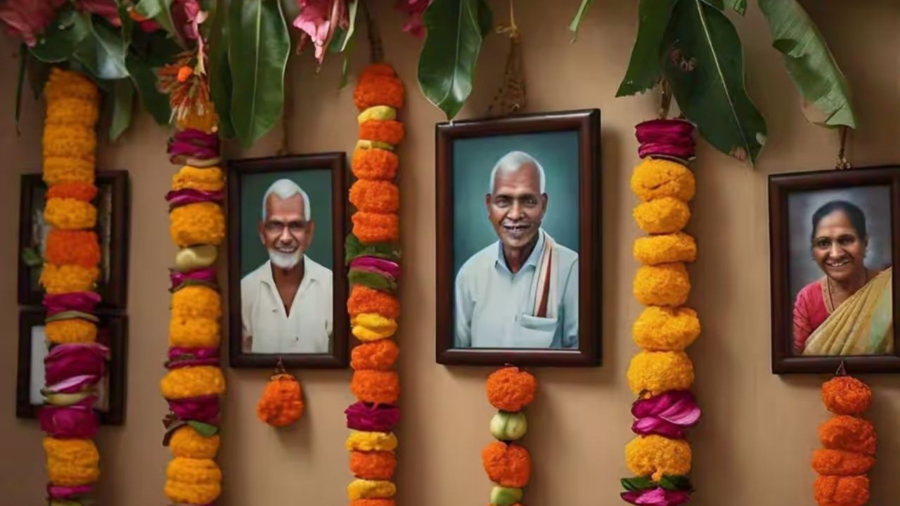 पूर्वजों की तस्वीरें: धार्मिक ग्रंथ या पूर्वजों की तस्वीरें बेडरूम में नहीं रखनी चाहिए। ये चीज़ें बेडरूम की गोपनीयता और आरामदायक माहौल को प्रभावित करती हैं। धार्मिक तस्वीरें मंदिर में और पूर्वजों की तस्वीरें लिविंग रूम में रखें।