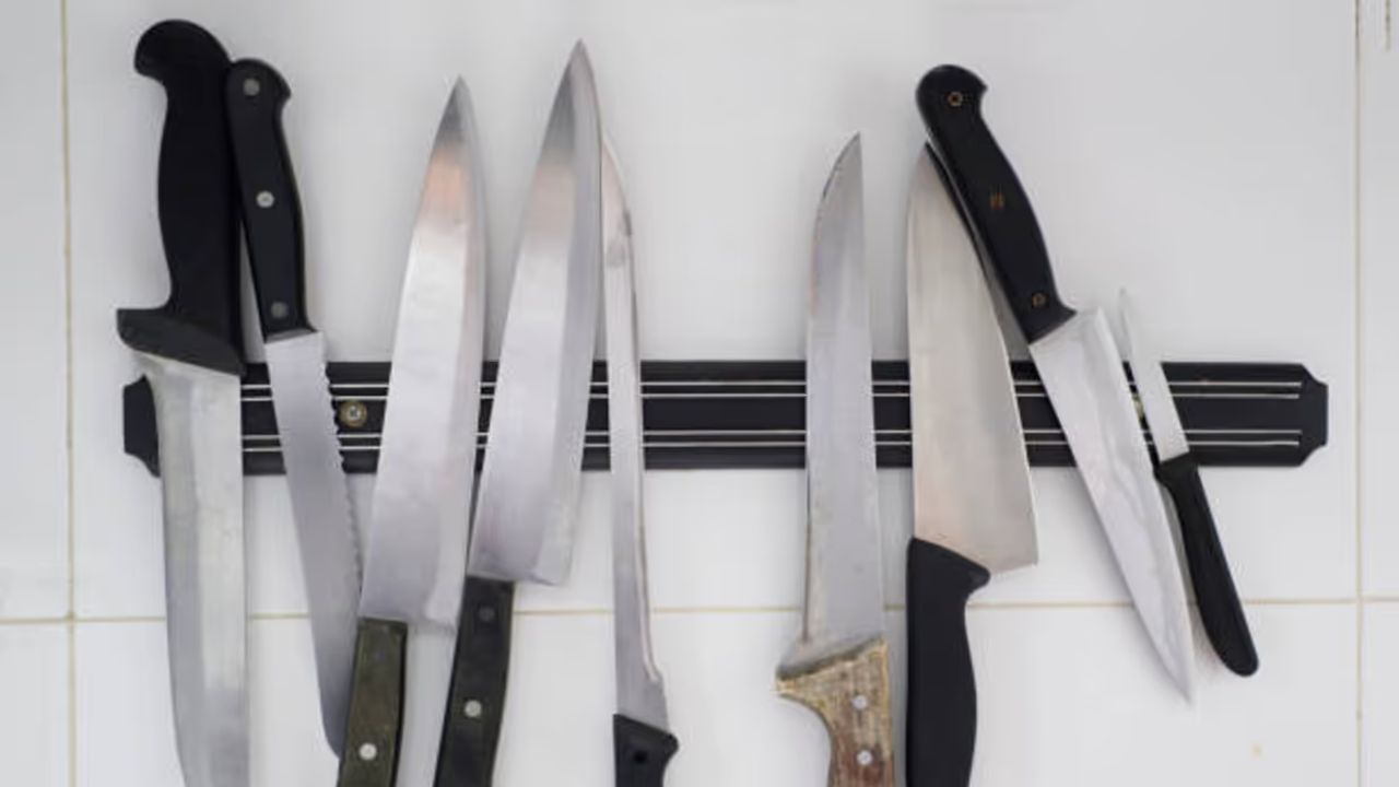 नुकीली वस्तुएँ: शयन कक्ष में नुकीली वस्तुएँ नहीं रखनी चाहिए। ये वस्तुएँ आक्रामकता और क्रोध को बढ़ाती हैं। इससे रिश्तों में तनाव और कलह हो सकती है। इन वस्तुओं को रसोई या टूलबॉक्स में रखना चाहिए।