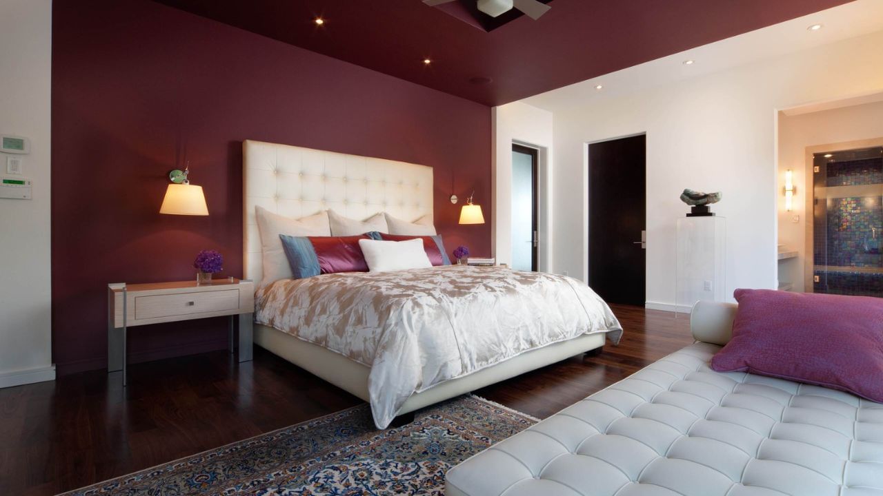 વાસ્તુ સિદ્ધાંતો અનુસાર, બેડરૂમની દિવાલોને હળવા રંગોમાં રંગવી જોઈએ. આમ ન કરવાથી ઊંઘમાં ખલેલ પડશે, સ્વાસ્થ્ય પર નકારાત્મક અસર પડશે અને સંબંધોમાં અંતર સર્જાશે. તો, ચાલો જોઈએ કે તમારે તમારા બેડરૂમની દિવાલોને કયા રંગોમાં રંગવાનું ટાળવું જોઈએ.