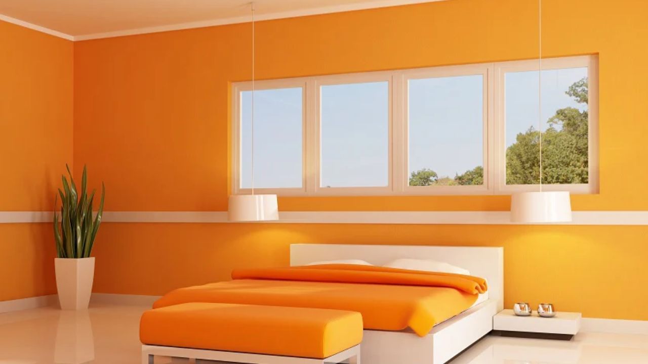 પીળો રંગ ટાળો: વાસ્તુના સિદ્ધાંતો અનુસાર, બેડરૂમની દિવાલોને પીળો રંગ ન કરવો જોઈએ. નારંગીની જેમ, પીળો રંગ પણ તેજસ્વી રંગ માનવામાં આવે છે. તેથી, આ રંગનો ઉપયોગ કરવાથી ચીડિયાપણું થઈ શકે છે.