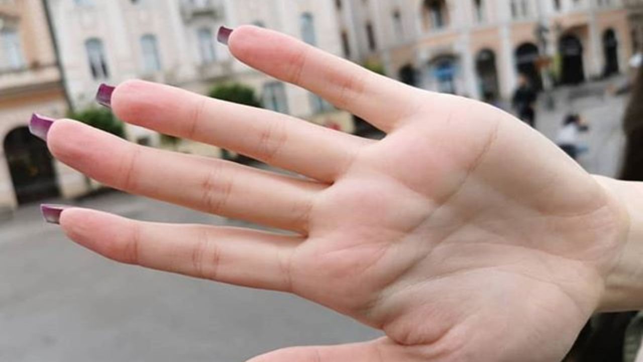 આ તેમની વિશેષતા છે: એવું માનવામાં આવે છે કે લાંબી અને સુંદર આંગળીઓવાળી છોકરીઓ તેમના પતિ માટે ખૂબ ભાગ્યશાળી હોય છે. સામુદ્રિક શાસ્ત્ર અનુસાર, જે છોકરીઓના તળિયા પર શંખ, કમળ અથવા ચક્રનું પ્રતીક હોય છે તે પણ તેમના જીવનસાથી માટે ખૂબ ભાગ્યશાળી માનવામાં આવે છે. ઘરમાં તેમનું આગમન પ્રગતિની તકો ઉભી કરે છે.
