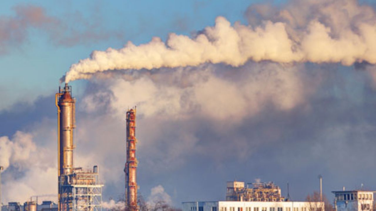 બહાર નીકળતી વખતે માસ્ક પહેરો: પ્રદૂષણમાં બહાર નીકળતી વખતે સારી ગુણવત્તાવાળા માસ્કનો ઉપયોગ કરો. આ તમને ઘણી હદ સુધી સુરક્ષિત રાખવામાં મદદ કરી શકે છે. ખાસ કરીને જો તમે કામ કરો છો અને દરરોજ બહાર જવું પડે છે, તો આ ધ્યાનમાં રાખો.
