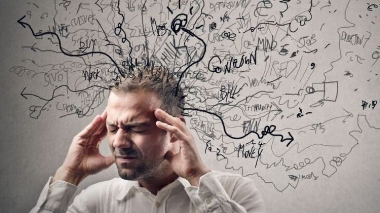 લક્ષણોમાં એક જ પ્રશ્ન વારંવાર પૂછવો, તાજેતરની ઘટનાઓ ઝડપથી ભૂલી જવું, ધ્યાન ગુમાવવું, ભૂલો કરવી અને વસ્તુઓનું પુનરાવર્તન કરવાની જરૂર સામેલ છે. આ સમસ્યા કેટલાક લોકોમાં ધીમે-ધીમે વિકસે છે જ્યારે તે અન્ય લોકોમાં અચાનક દેખાઈ શકે છે.