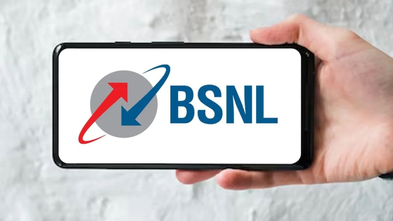 BSNL એ એક શાનદાર ઓફર લોન્ચ કરી છે. સરકારી ટેલિકોમ કંપની તેના વપરાશકર્તાઓને બે સસ્તા રિચાર્જ પ્લાન ઓફર કરી રહી છે જેમાં વધારાના લાભો છે. યુઝર્સને આ બે પ્લાન સાથે રિચાર્જ કરવા પર 5% ડિસ્કાઉન્ટ મળશે. આ ઓફર દિવાળી પહેલા શરૂ કરવામાં આવી હતી અને 18 નવેમ્બર સુધી માન્ય છે. BSNL એ તેના સત્તાવાર X હેન્ડલ દ્વારા આ માહિતી શેર કરી છે.