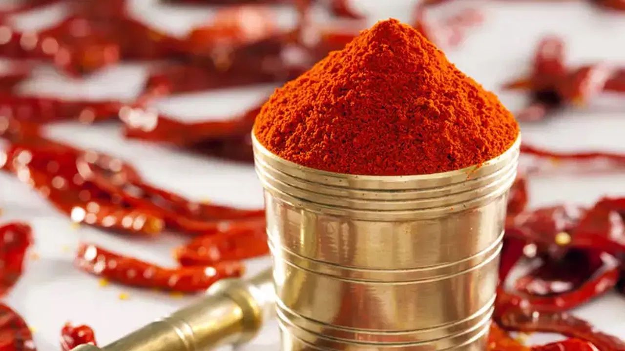 મરચાંને લગતા પાવડર વેચવા માટે ઘણા વિકલ્પો છે. તમે કરિયાણાની દુકાનો, સુપરમાર્કેટ અને મસાલાની દુકાનોમાં જઈ શકો છો, ઉત્પાદનની ગુણવત્તા દર્શાવી શકો છો અને તેને વાજબી ભાવે સપ્લાય કરી શકો છો. હોટલ, રેસ્ટોરન્ટ અથવા રેસ્ટોરન્ટના માલિકોનો સંપર્ક કરીને મરચાંને લગતા પાવડર જથ્થાબંધ રીતે પણ વેચી શકાય છે. 