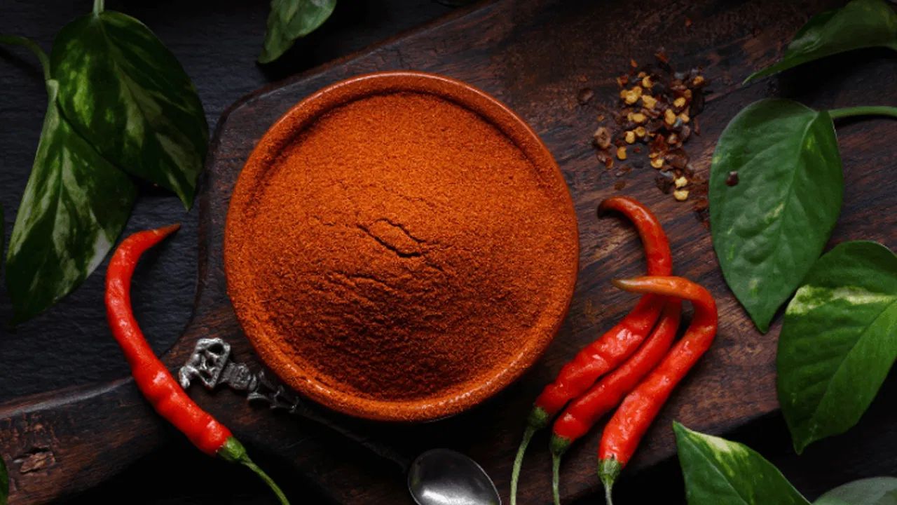 મરચાં પાવડર બનાવવાની પ્રક્રિયા સરળ છે. પહેલા મરચાંને સારી રીતે સૂકવવા જોઈએ. આ પછી મરચાંમાંથી બીજ અને અનિચ્છનીય કચરો દૂર કરવામાં આવે છે. ત્યારબાદ ગ્રાઇન્ડીંગ મશીનનો ઉપયોગ કરીને મરચાંને પાવડરમાં પીસવામાં આવે છે. અંતે તેની ગુણવત્તા તપાસવામાં આવે છે, ત્યારબાદ પેકેજિંગ અને લેબલિંગ કરવામાં આવે છે.