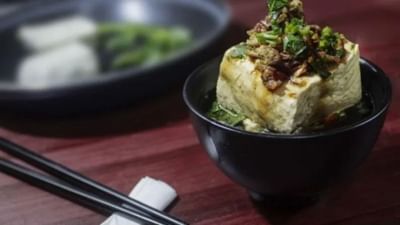 છેલ્લા કેટલાક વર્ષોમાં લોકો સ્વસ્થ જીવનશૈલીને લઈને વધુ સાવચેત થયા છે. મોટાભાગના લોકોએ તેમની જીવનશૈલીમાં નોંધપાત્ર ફેરફારો કર્યા છે. જો કે, આ બધા વચ્ચે હાલ ટોફુ અથવા સોયા પનીરની માંગ બજારમાં ઝડપથી વધી રહી છે.