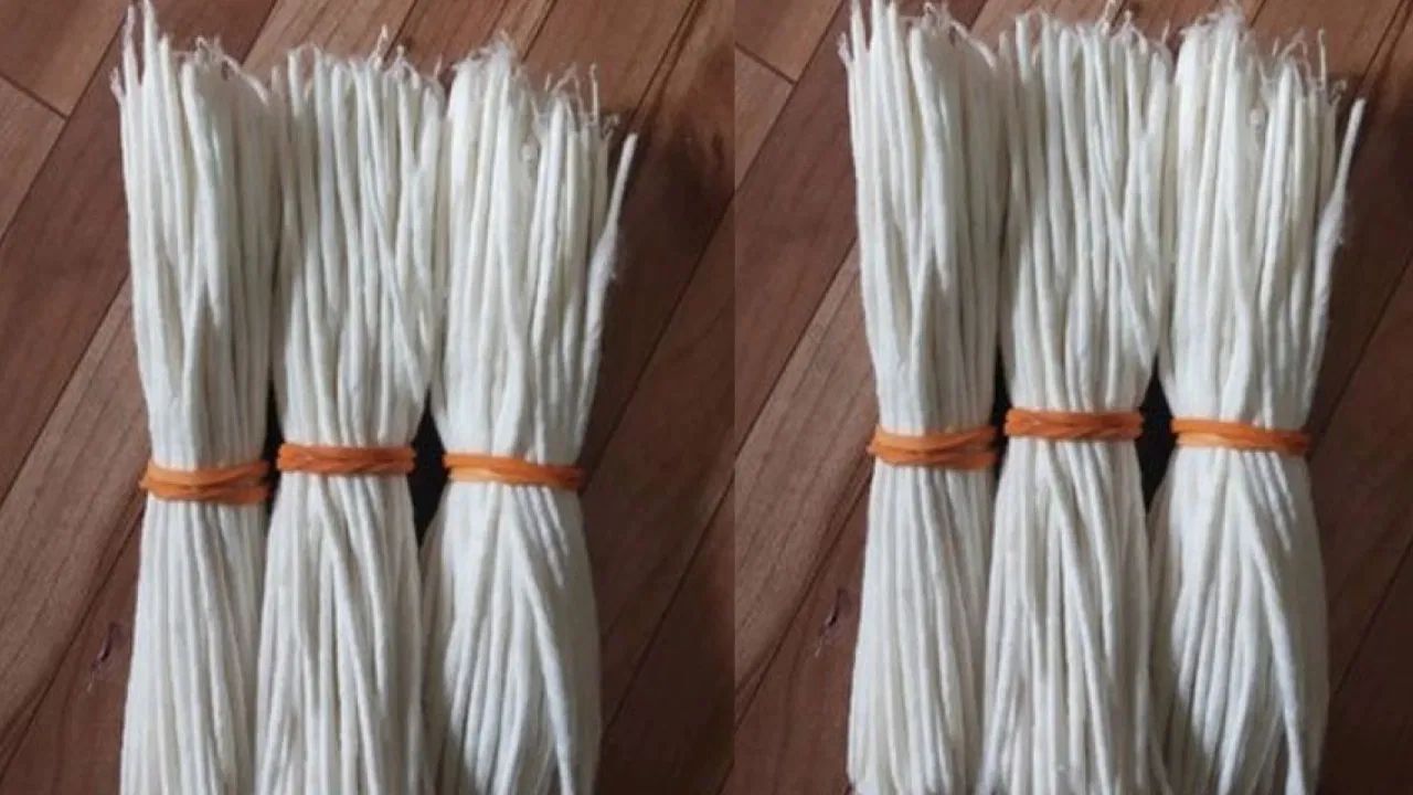 દીવાની વાટ બનાવવા માટે મશીનોની કિંમત પર નજર નાખીએ તો, મેન્યુઅલ મશીનોની કિંમત લગભગ ₹4,000 થી ₹6,000 છે, સેમી-ઓટોમેટિક મશીનોની કિંમત ₹12,000 થી ₹18,000 છે અને ફુલ્લી ઓટોમેટિક મશીનોની કિંમત ₹25,000 થી વધુની છે. તમે આ મશીનો IndiaMART, TradeIndia, Amazon Business અથવા લોકલ મશીન વિક્રેતાઓ પાસેથી ખરીદી શકો છો. 