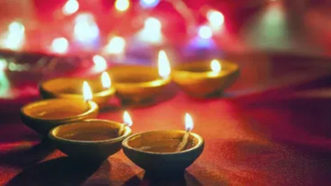 દરેક ધાર્મિક સમારોહમાં દિવેટનો ઉપયોગ થાય છે પરંતુ દિવાળી, નવરાત્રી, કરવા ચોથ અને શ્રાવણ જેવા ખાસ પ્રસંગો દરમિયાન દિવેટની માંગમાં નોંધપાત્ર વધારો થાય છે. આ કામ જેટલું સરળ છે તેટલું જ નફાકારક પણ છે. દિવેટ એ એક નાની કપાસની વાટ છે, જેનો ઉપયોગ ધાર્મિક વિધિઓ, દીવા પ્રગટાવવા અને આરતી કરવામાં થાય છે. ઘરો, મંદિરો, આશ્રમો અને તહેવારોમાં દીયા બત્તીનું ધાર્મિક અને સાંસ્કૃતિક મહત્વ છે.