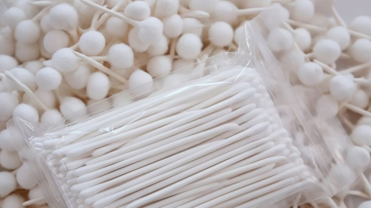 આજકાલ ઘણી સ્ત્રીઓ ઘરેથી પૈસા કમાવવા માટે સરળ રસ્તાઓ શોધી રહી છે. જો તમે નાનો નફાકારક 'વર્ક ફ્રોમ હોમ' વ્યવસાય શરૂ કરવા માંગતા હોવ, તો દિવેટ (દીયા બત્તી) કેવી રીતે બનાવવી એ એક સરસ બિઝનેસ છે. સૌથી સારી વાત એ છે કે, તમે આને ઓછા ખર્ચે ઘરેથી શરૂ કરી શકો છો અને તમારા ફ્રી સમયનો સારો ઉપયોગ કરી શકો છો.