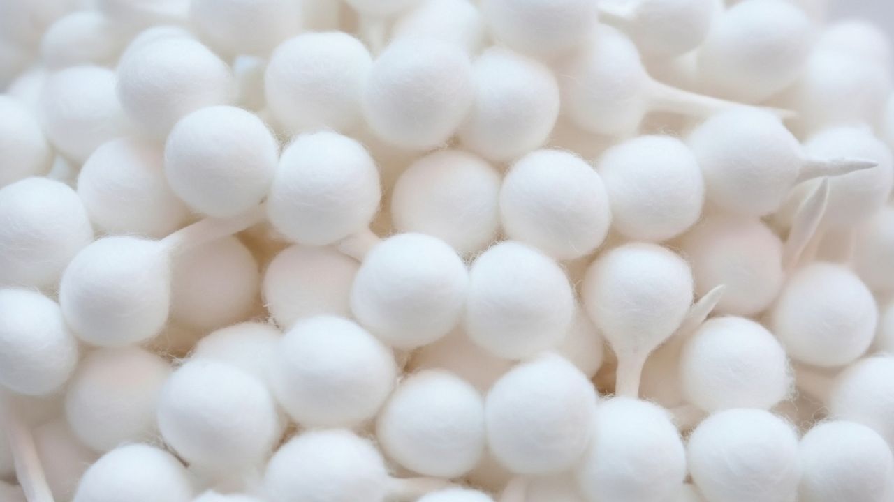 આજના ડિજિટલ યુગમાં ઘરે બેઠા ઓનલાઈન દીયા બત્તીનો વ્યવસાય વિકસાવવો ખૂબ જ સરળ છે. આ માટે તમે ઘણી ડિજિટલ માર્કેટિંગ અને પ્રમોશનલ પદ્ધતિઓનો ઉપયોગ કરી શકો છો. તમે "ઘરે દીયા બત્તી કેવી રીતે બનાવવી" જેવા શીર્ષકો સાથે ઇન્સ્ટાગ્રામ પર રીલ્સ બનાવીને તમારા બિઝનેસની ઓળખ વધારી શકો છો. આ સિવાય ફેસબુક ગ્રુપમાં જોડાઈને તમારા વ્યવસાયનો પ્રચાર કરી શકો છો. વોટ્સએપ પર સ્ટેટસ પોસ્ટ કરીને અને ઓર્ડર લઈને પણ વેચાણ વધારી શકાય છે. 