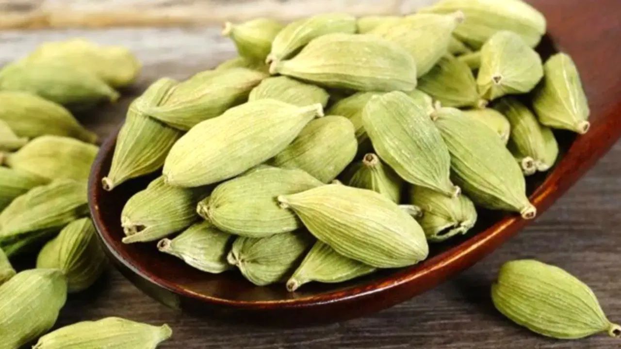 પાચન સુધારે છે: એલચી ખાવાથી ગેસ, અપચો અને ભારેપણું જેવી સમસ્યાઓમાં રાહત મળે છે, જેનાથી પાચનમાં સુધારો થાય છે અને પેટ સાફ થાય છે.