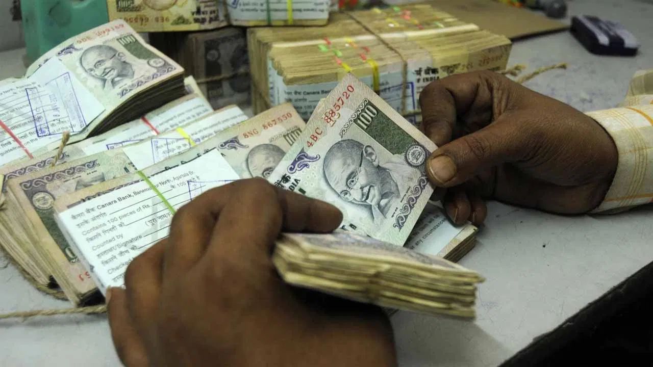 ઉદાહરણ તરીકે, જો તમે ₹3 લાખ રોકડ આપો છો અથવા પ્રાપ્ત કરો છો, તો ઇન્કમ ટેક્સ વિભાગ તેને જપ્ત કરી શકે છે. આ પછી તમને ઇન્કમ ટેક્સ વિભાગ તરફથી નોટિસ મળી શકે છે, જેમાં તે રોકડની વિગતો અંગે પૂછવામાં આવે છે.