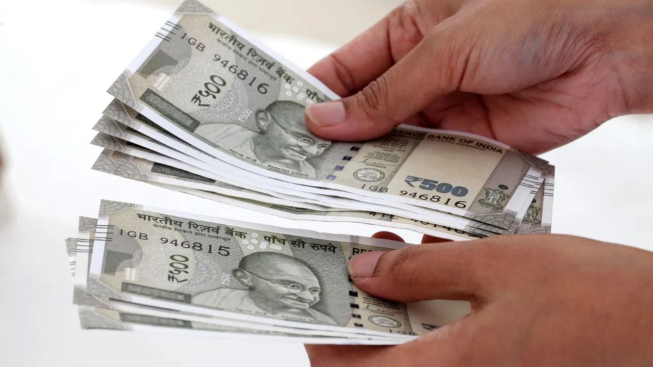 ઇન્કમ ટેક્સ વિભાગની નોટિસ ટાળવા માટે તમારે કેટલાક નિયમોનું પાલન કરવું જરૂરી છે. સૌ પ્રથમ તો, બધા મોટા ટ્રાન્ઝેકશન ઓનલાઈન અથવા બેંકિંગ દ્વારા કરવા જોઈએ. બીજું કે, બિલથી લઈને રસીદ સુધી દરેક પેમેન્ટનો રેકોર્ડ રાખવો જરૂરી છે.