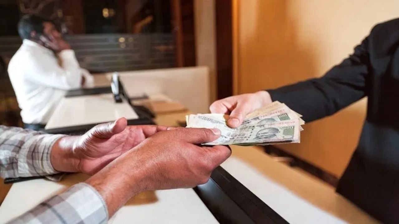 આ નિયમ 'સેલેરીડ હોય કે બિઝનેસમેન' તમામ વ્યક્તિઓને લાગુ પડે છે. ટેક્સ નિષ્ણાતો કહે છે કે, સામાન્ય રોકડ ટ્રાન્ઝેકશન જો લિમિટથી વધુ હોય તો તે પણ ટેક્સ વિભાગની તપાસ હેઠળ આવી શકે છે.