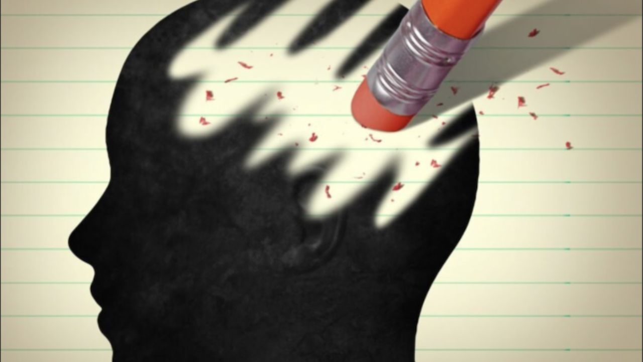 યાદશક્તિ ગુમાવવામાં આહાર અને લાઈફસ્ટાઈલ શું ભૂમિકા ભજવે છે?: એઈમ્સના પ્રોફેસર ડૉ. રીમા દાદા સમજાવે છે કે યાદશક્તિ ગુમાવવામાં આહાર અને જીવનશૈલી મહત્વપૂર્ણ ભૂમિકા ભજવે છે. ઊંઘનો અભાવ, વધુ પડતો તણાવ, મોબાઈલ ફોન અને સ્ક્રીનનો વધુ પડતો ઉપયોગ, મગજની પ્રવૃત્તિનો અભાવ અને અપૂરતી કસરત મગજના કાર્યને અસર કરે છે. જંક ફૂડ, વધુ પડતી ખાંડ અને પ્રોસેસ્ડ ફૂડ જેવી બિનઆરોગ્યપ્રદ ખાવાની આદતો મગજને જરૂરી પોષક તત્વોથી વંચિત રાખે છે.