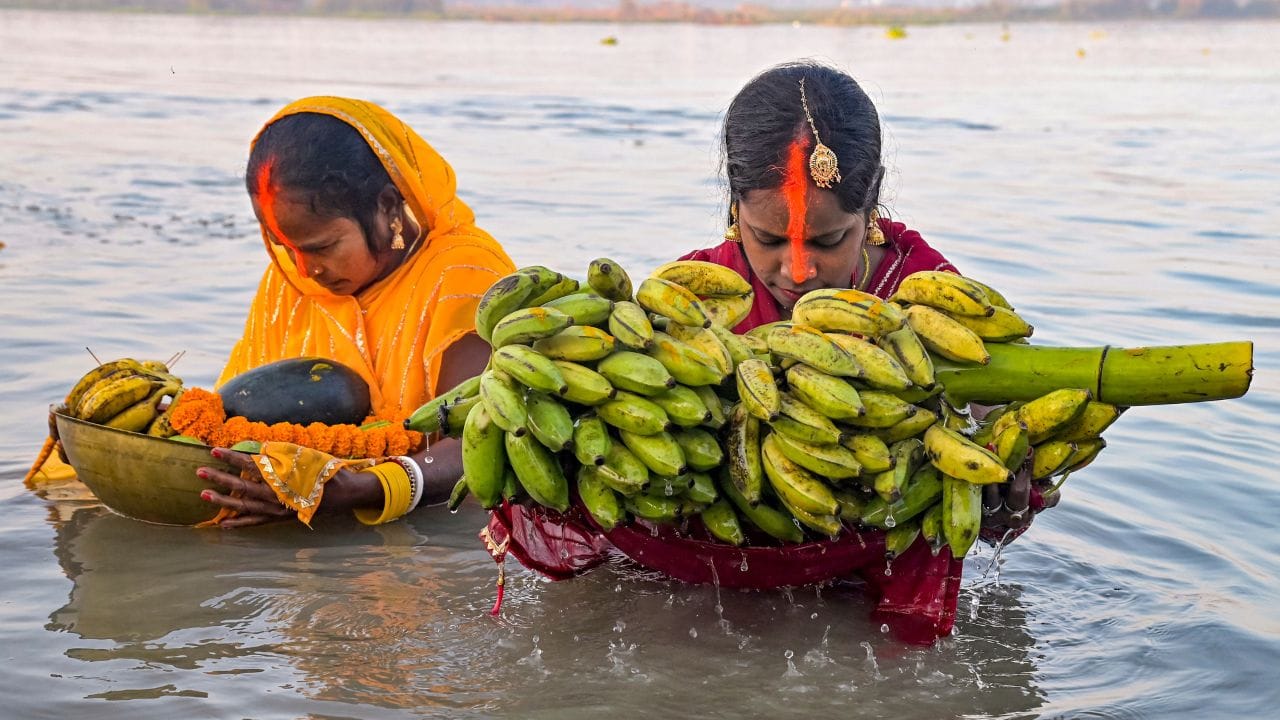 છઠ પૂજા દરમિયાન, બિહાર અને દેશના અન્ય રાજ્યોમાં ઠેકુઆ, રસિયા અને કસર લાડુ સહિત વિવિધ પ્રકારની સ્વાદિષ્ટ વાનગીઓ તૈયાર કરવામાં આવે છે. ચાલો પહેલા દિવસથી છેલ્લા દિવસ સુધી છઠ પૂજા દરમિયાન તૈયાર થતી સ્વાદિષ્ટ વાનગીઓ વિશે જાણીએ.