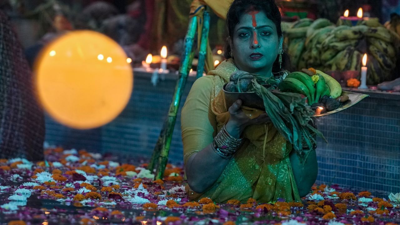 આ છઠ પૂજાનો પહેલા દિવસને નહાય-ખાય તરીકે ઓળખવામાં આવે  છે. આ દિવસે સ્વચ્છતાનું વિશેષ મહત્વ છે. પહેલા દિવસે, લોકો શુદ્ધ શાકાહારી વાનગીઓ બનાવીને ઉપવાસ શરૂ કરે છે. છઠ ઉત્સવ કાર્તિક શુક્લ ચતુર્થીના રોજ શરૂ થાય છે. નહાય-ખાયથી લસણ અને ડુંગળી વિના ખોરાક તૈયાર કરવામાં આવે છે. આ દિવસે, દૂધી, ચણાની દાળ, કોળાની કઢી અને ભાત ખાવાની પરંપરાગત પરંપરા છે.