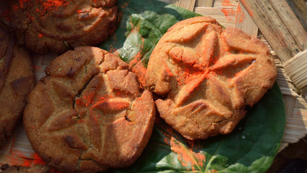 છઠ પર્વના બીજા દિવસને ખરણા તરીકે ઓળખા છે. આ દિવસે સ્ત્રીઓ આખો દિવસ પાણી વગર ઉપવાસ કરે છે અને સાંજે, તેઓ કેળાના પાન પર સ્વાદિષ્ટ ગોળની ખીર, રોટલી અને કેળા મૂકે છે. આ દિવસે, સ્ત્રીઓ આખો દિવસ ખોરાક કે પાણી વિના ઉપવાસ રાખે છે.