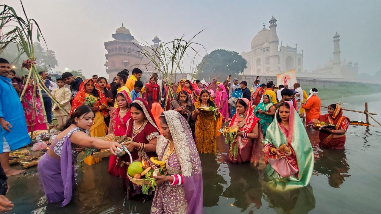 સંધ્યા અર્ઘ્યા માટે વિવિધ મીઠાઈઓ તૈયાર કરવામાં આવે છે, જેમ કે ઠેકુઆ અને ચોખાના લાડુ. ટોપલી અથવા વાટકી ફળોથી શણગારવામાં આવે છે. આ દિવસે, સૂર્યની સાથે છઠી મૈયાની પૂજા કરવામાં આવે છે. રાત્રે, છઠી મૈયાના વખાણમાં ગીતો ગવાય છે અને આ વ્રતની વાર્તા સંભળાય છે.