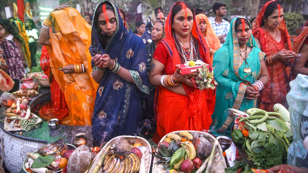 આ છઠ પૂજાનો છેલ્લો દિવસ છે. આ દિવસે, ઉપવાસ કરતી સ્ત્રીઓ સૂર્યોદય પહેલા નદીઓ અને તળાવોના કિનારે પહોંચે છે અને ગંગાજળમાં ભેળવેલા કાચા દૂધ સાથે ઉગતા સૂર્યને પ્રાર્થના કરે છે. આ દિવસે છઠ પૂજાના અંત સાથે ઉપવાસ તોડવામાં આવે છે.( Image credit-Wikipedia/Getty Images) 