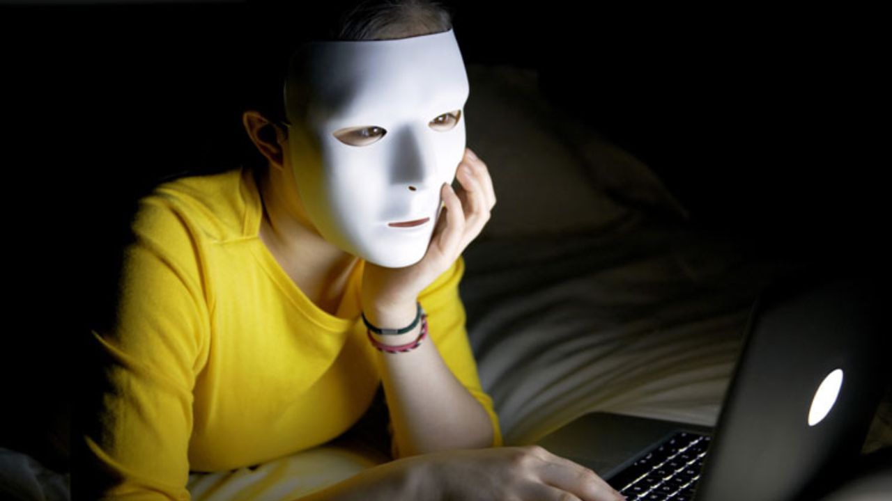 સાયબર ક્રાઈમ પોર્ટલ પર ફરિયાદ: ભારત સરકારનું ઓફિશિયલ Cyber Crime Portal (https://cybercrime.gov.in) છે, જ્યાં તમે ઓનલાઇન ફરિયાદ નોંધાવી શકો છો. અહીં તમે ફેક એકાઉન્ટની સ્ક્રીનશોટ, લિંક અને તમારા ઓળખના પુરાવા સાથે અરજી કરી શકો છો.
