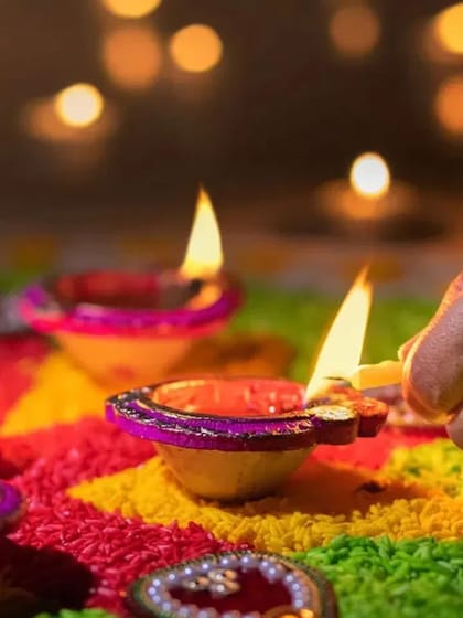 દિવાળી પર આ વસ્તુઓનું દાન કરવાથી તમારા જીવનમાં ખુશીઓ આવશે