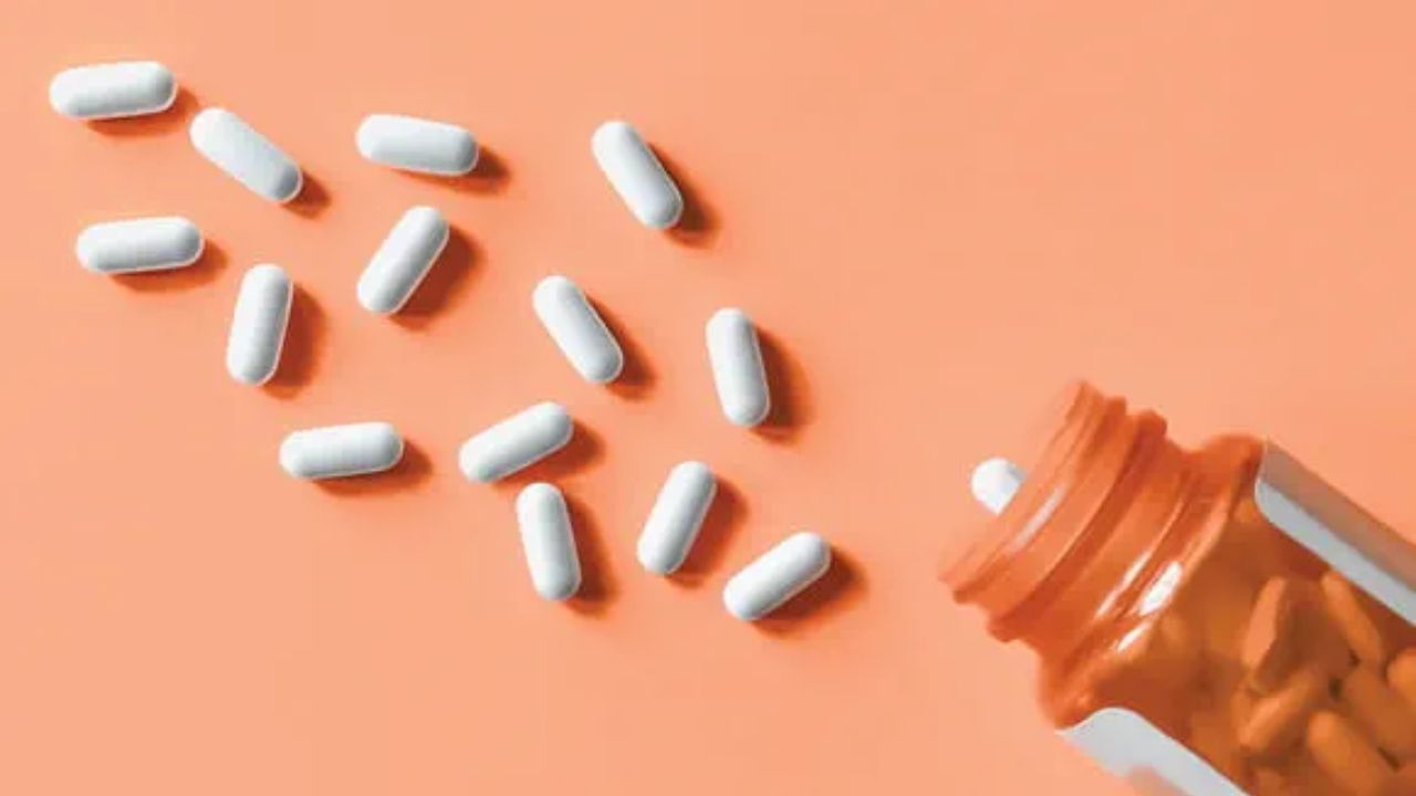 ડૉક્ટર દ્વારા પરીક્ષણ અને પ્રિસ્ક્રાઇબ કર્યા પછી જ વિટામિન દવાઓ લેવી જોઈએ. જો કે એવું જોવા મળે છે કે લોકો લાંબા સમય સુધી પોતાની જાતે વિટામિન્સનું સેવન કરતા રહે છે. જો કે વધુ પડતા વિટામિન્સ શરીરને નુકસાન પણ પહોંચાડી શકે છે અને આ સરળતાથી શોધી શકાતું નથી. તેથી તમારા માટે એ જાણવું મહત્વપૂર્ણ છે કે તમે જરૂરિયાત કરતાં વધુ વિટામિન્સનું સેવન કરી રહ્યા છો કે નહીં અને તેને કેવી રીતે શોધી શકાય.
