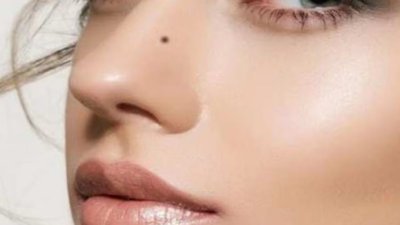 નાક અથવા ડાબી આંખ પાસે તલ ઉચ્ચ આત્મસન્માન અને અહંકાર સાથે સંકળાયેલ છે. આવા વ્યક્તિઓ પોતાને શ્રેષ્ઠ માને છે અને આંખોમાં પોતાની પ્રતિષ્ઠા જાળવી રાખવાનો પ્રયાસ કરે છે. કેટલીક માન્યતાઓ અનુસાર આંખો પર તલ ધરાવતા વ્યક્તિઓમાં પૂર્વાભાસની શક્તિ હોય છે અને એવું માનવામાં આવે છે કે તેઓ પાછલા જન્મમાં સર્પ સાથે સંકળાયેલા હતા.
