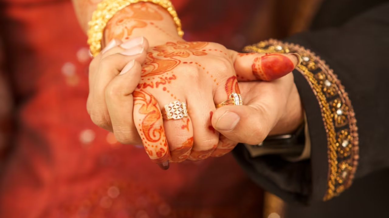 પત્નીનો આર્થિક હક: જો પત્ની તેના પતિથી અલગ રહે છે, તો તેને ધારા 125 CrPC હેઠળ માસિક ભરણપોષણ (maintenance) માંગવાનો હક છે. આ ધારા મુજબ પતિએ પોતાની આવક અનુસાર પત્ની અને બાળકોને આર્થિક સહાય આપવી પડે છે.
