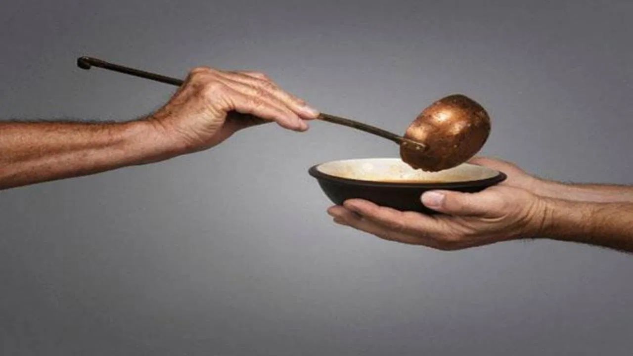 દિવાળીની પૂજા દરમિયાન, પાંચ કૌરી, પાંચ કમળના બીજ અને થોડા પીળા સરસવના દાણા લો. તેમને એક પોટલા બનાવીને દેવી લક્ષ્મીના ચરણોમાં પોટલું અર્પણ કરો. પછી, "ઓમ શ્રીં હ્રીં શ્રીં કમલે કમલાલયે પ્રસીદ પ્રસીદ શ્રીં હ્રીં હ્રીં મહાલક્ષ્મીયૈ નમઃ" મંત્રનો 108 વખત જાપ કરો. પૂજા પછી, આ પોટલી દેવી લક્ષ્મીના ચરણોથી લઈને તે તિજોરી અથવા જગ્યાએ રાખવી જોઈએ જ્યાં તમે પૈસા રાખો છો. આ વિધિ ઘરમાં સુખ અને સમૃદ્ધિ લાવે છે અને નાણાકીય સમસ્યાઓથી રાહત આપે છે.