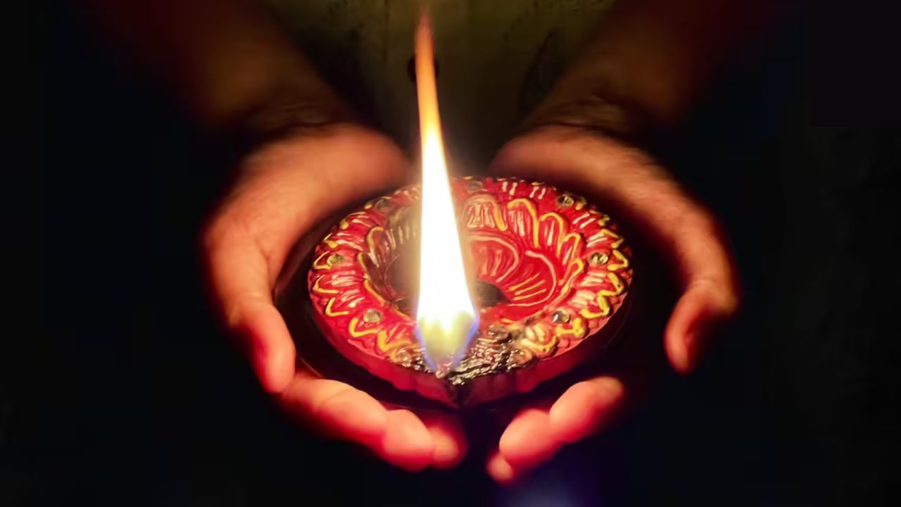 દેવી લક્ષ્મીને પ્રસન્ન કરવા માટે, દિવાળીની રાત્રે મખાના ખીર ચઢાવો. એવું માનવામાં આવે છે કે આ દેવીના આશીર્વાદને સુનિશ્ચિત કરે છે, ખાતરી કરે છે કે ઘરમાં ક્યારેય પૈસાની કમી નથી અને પરિવારમાં શાંતિ અને સુખ રહે છે.